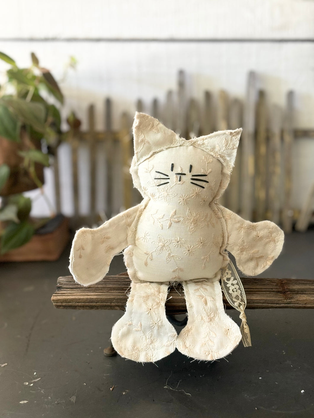 Vintage Cream Eyelet  Cat